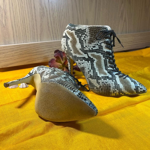 ✨ Gorgeous Snake Print Ankle Stiletto heel booties by Spring  Size 39 EUC. - Picture 5 of 11